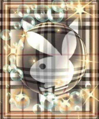 un playboy dans un fond burbery